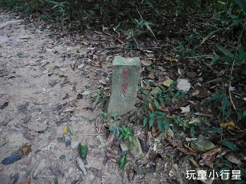 高雄景點｜橫跨高屏的尾寮山，拉繩攀登，挑戰型小百岳