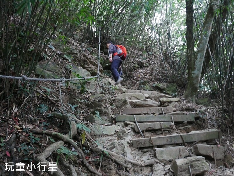 高雄景點｜橫跨高屏的尾寮山，拉繩攀登，挑戰型小百岳
