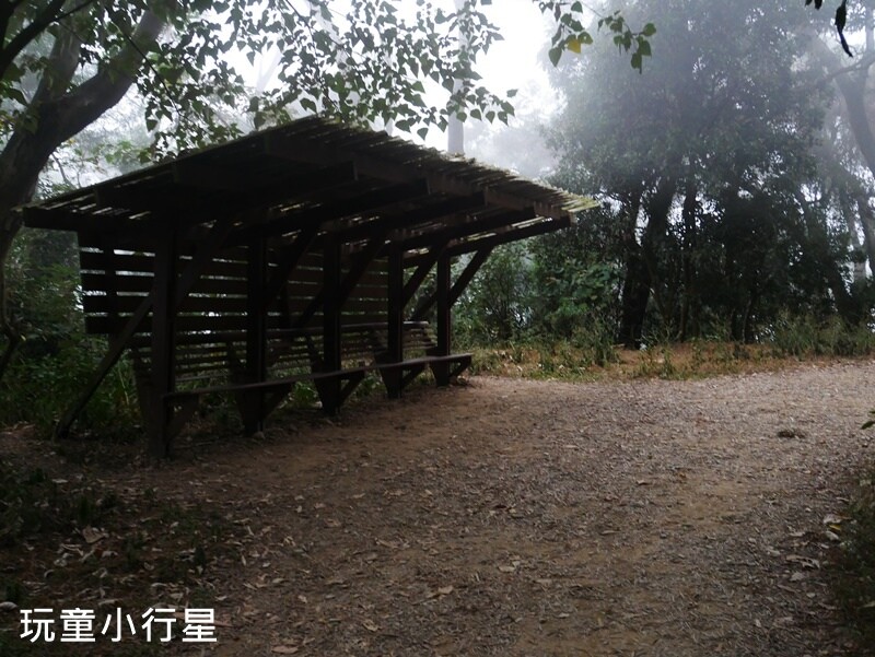 高雄景點｜橫跨高屏的尾寮山，拉繩攀登，挑戰型小百岳
