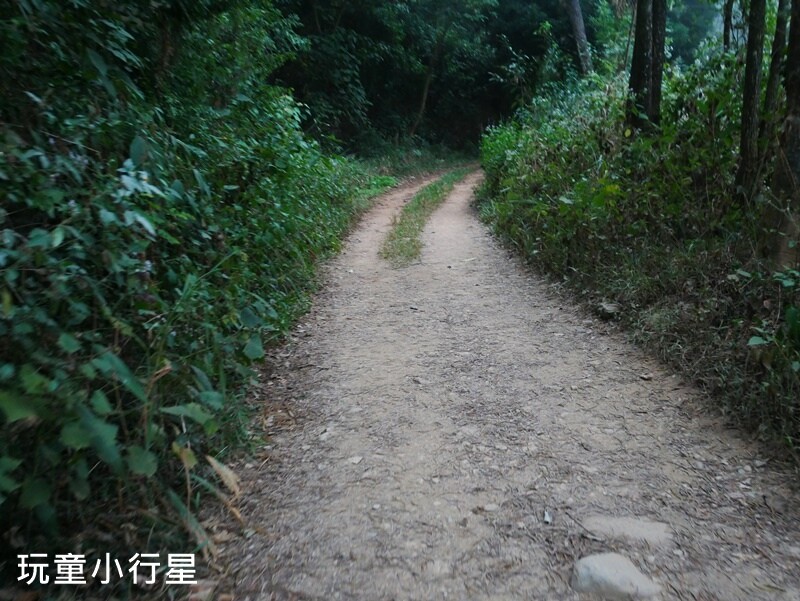 高雄景點｜橫跨高屏的尾寮山，拉繩攀登，挑戰型小百岳