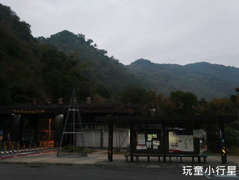 高雄景點｜橫跨高屏的尾寮山，拉繩攀登，挑戰型小百岳