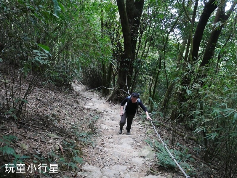 高雄景點｜橫跨高屏的尾寮山，拉繩攀登，挑戰型小百岳