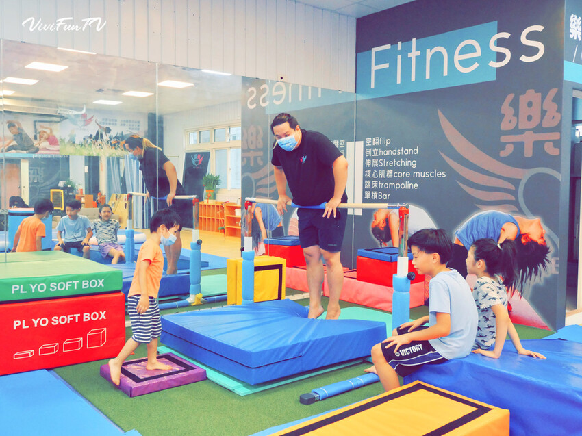 【米米瘋】台中北屯樂飛兒童體適能中心，開啟孩子的樂飛基因，發現彈翻快樂時光！體適能心得分享