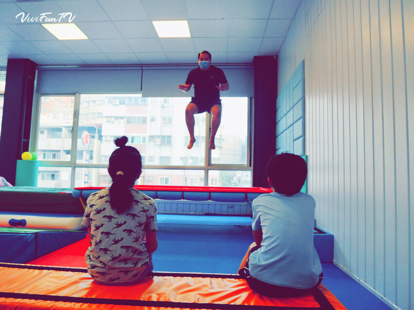 【米米瘋】台中北屯樂飛兒童體適能中心，開啟孩子的樂飛基因，發現彈翻快樂時光！體適能心得分享