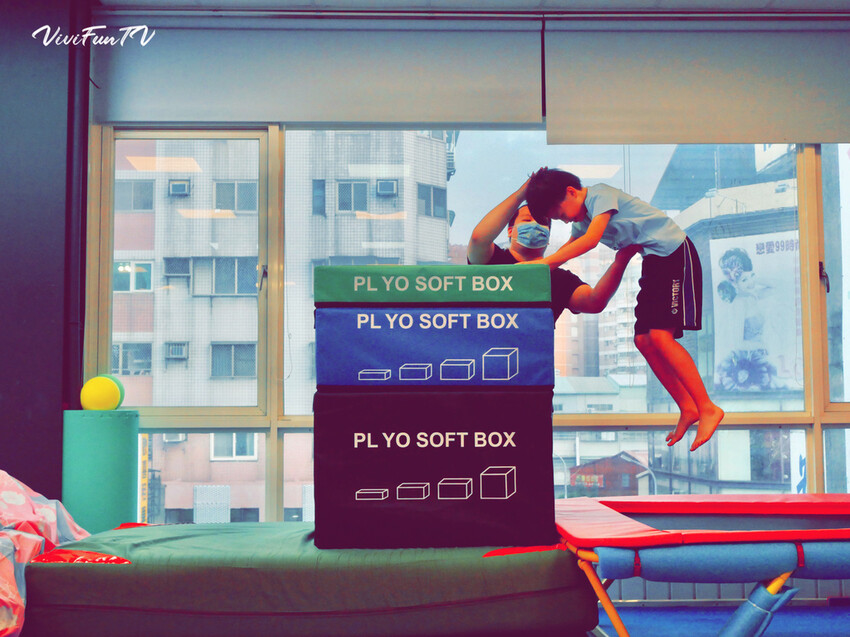 【米米瘋】台中北屯樂飛兒童體適能中心，開啟孩子的樂飛基因，發現彈翻快樂時光！體適能心得分享