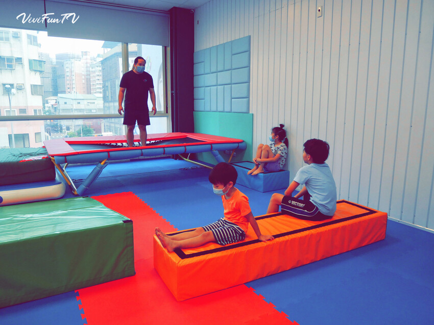 【米米瘋】台中北屯樂飛兒童體適能中心，開啟孩子的樂飛基因，發現彈翻快樂時光！體適能心得分享