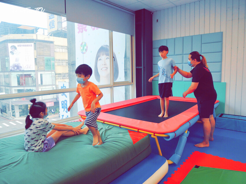 【米米瘋】台中北屯樂飛兒童體適能中心，開啟孩子的樂飛基因，發現彈翻快樂時光！體適能心得分享