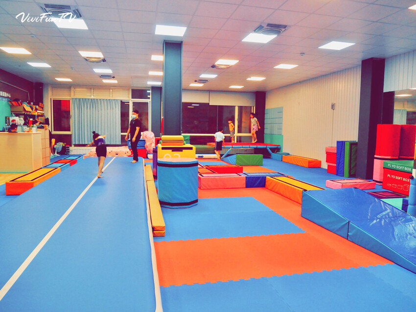 【米米瘋】台中北屯樂飛兒童體適能中心，開啟孩子的樂飛基因，發現彈翻快樂時光！體適能心得分享
