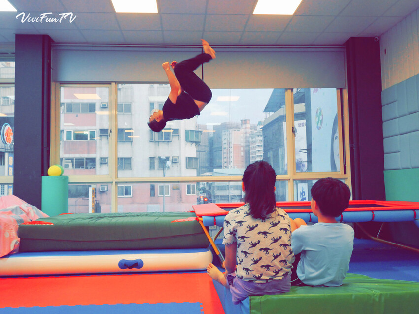 【米米瘋】台中北屯樂飛兒童體適能中心，開啟孩子的樂飛基因，發現彈翻快樂時光！體適能心得分享