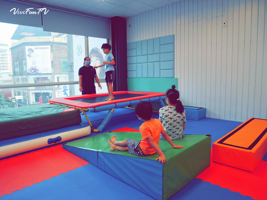 【米米瘋】台中北屯樂飛兒童體適能中心，開啟孩子的樂飛基因，發現彈翻快樂時光！體適能心得分享