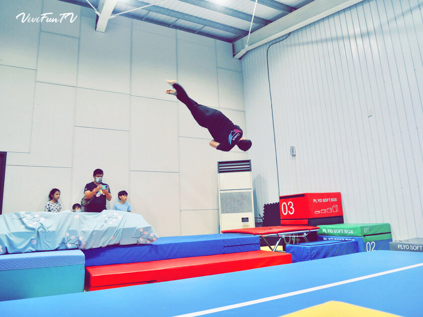 【米米瘋】台中北屯樂飛兒童體適能中心，開啟孩子的樂飛基因，發現彈翻快樂時光！體適能心得分享