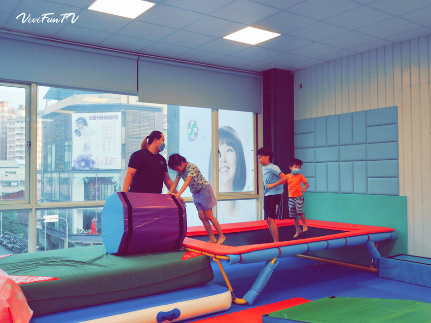 【米米瘋】台中北屯樂飛兒童體適能中心，開啟孩子的樂飛基因，發現彈翻快樂時光！體適能心得分享