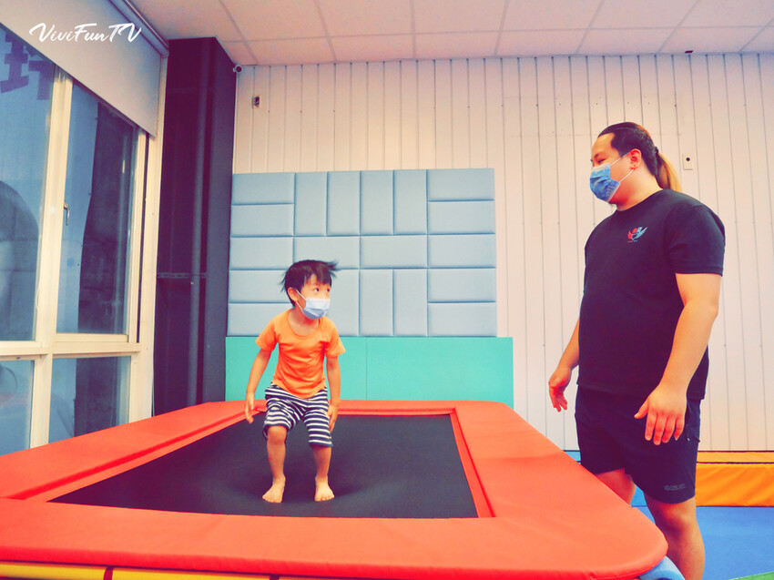 【米米瘋】台中北屯樂飛兒童體適能中心，開啟孩子的樂飛基因，發現彈翻快樂時光！體適能心得分享
