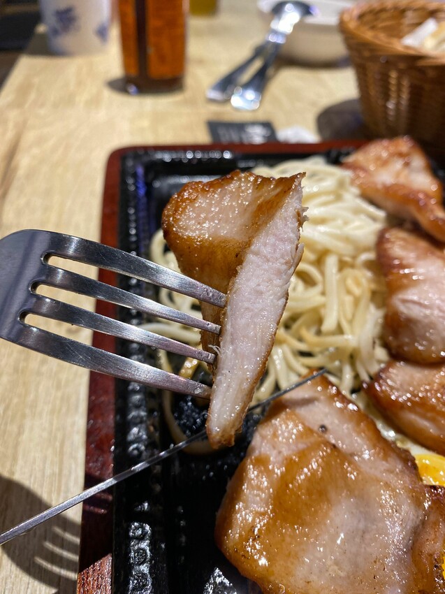 [台中展覽] 臺中驛冬日嘉年華｜人氣角色陪你過聖誕！粉嫩摩天輪 Ｘ旋轉木馬 一票遊玩兩大設施｜精選7大台中聖誕拍照景點 - 萍姐愛分享