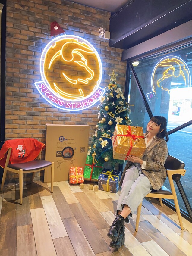 [台中展覽] 臺中驛冬日嘉年華｜人氣角色陪你過聖誕！粉嫩摩天輪 Ｘ旋轉木馬 一票遊玩兩大設施｜精選7大台中聖誕拍照景點 - 萍姐愛分享