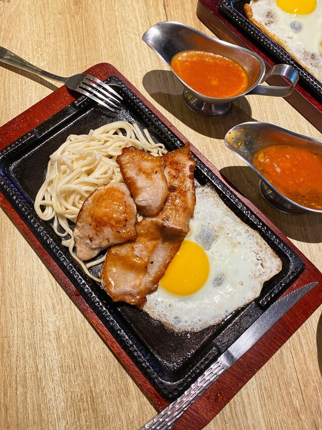 [台中展覽] 臺中驛冬日嘉年華｜人氣角色陪你過聖誕！粉嫩摩天輪 Ｘ旋轉木馬 一票遊玩兩大設施｜精選7大台中聖誕拍照景點 - 萍姐愛分享