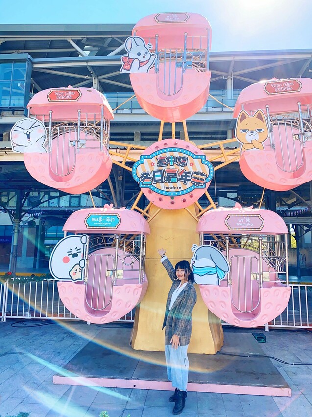 [台中展覽] 臺中驛冬日嘉年華｜人氣角色陪你過聖誕！粉嫩摩天輪 Ｘ旋轉木馬 一票遊玩兩大設施｜精選7大台中聖誕拍照景點 - 萍姐愛分享