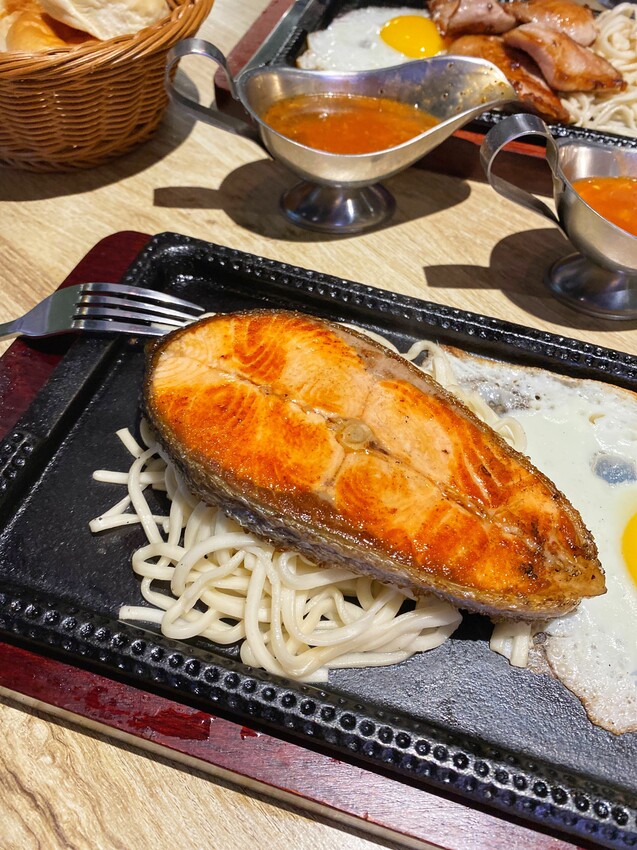 [台中展覽] 臺中驛冬日嘉年華｜人氣角色陪你過聖誕！粉嫩摩天輪 Ｘ旋轉木馬 一票遊玩兩大設施｜精選7大台中聖誕拍照景點 - 萍姐愛分享