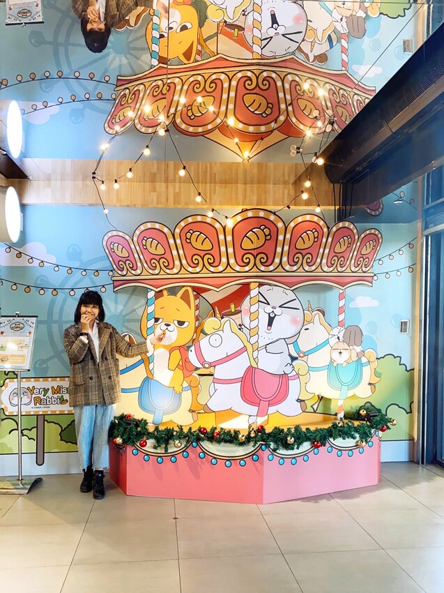 [台中展覽] 臺中驛冬日嘉年華｜人氣角色陪你過聖誕！粉嫩摩天輪 Ｘ旋轉木馬 一票遊玩兩大設施｜精選7大台中聖誕拍照景點 - 萍姐愛分享
