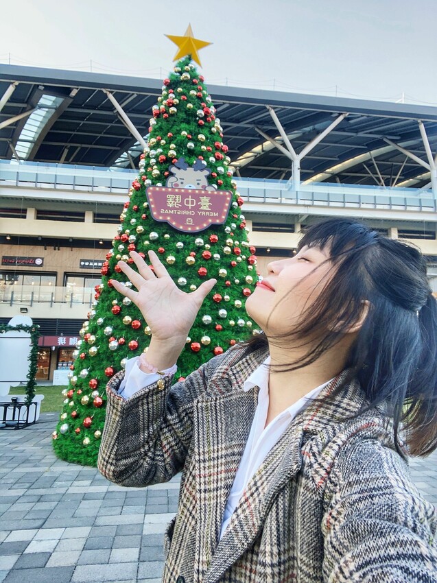 [台中展覽] 臺中驛冬日嘉年華｜人氣角色陪你過聖誕！粉嫩摩天輪 Ｘ旋轉木馬 一票遊玩兩大設施｜精選7大台中聖誕拍照景點 - 萍姐愛分享
