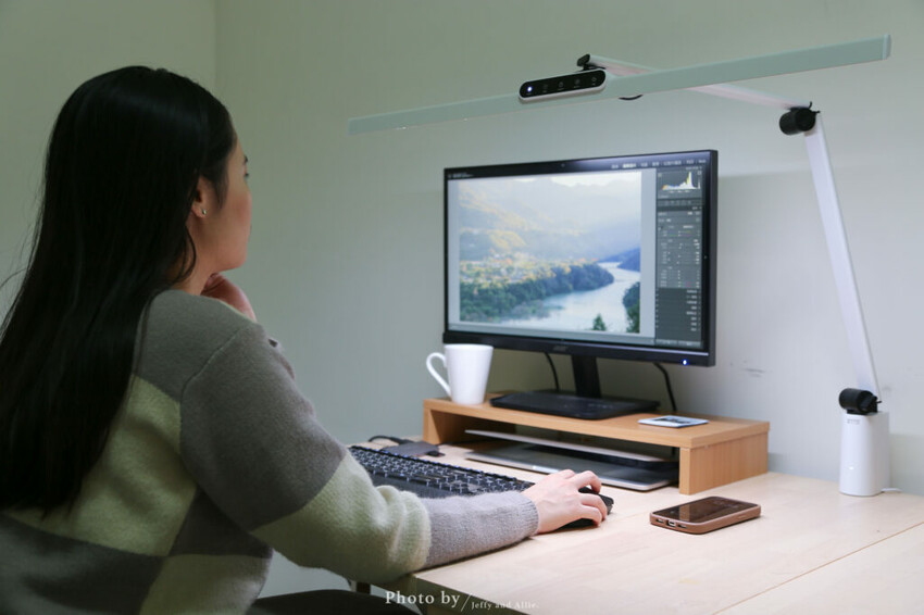 【好物開箱】喜光全光譜護眼檯燈 Ti-MAX，自動調節亮度、多種色溫，超值入手！