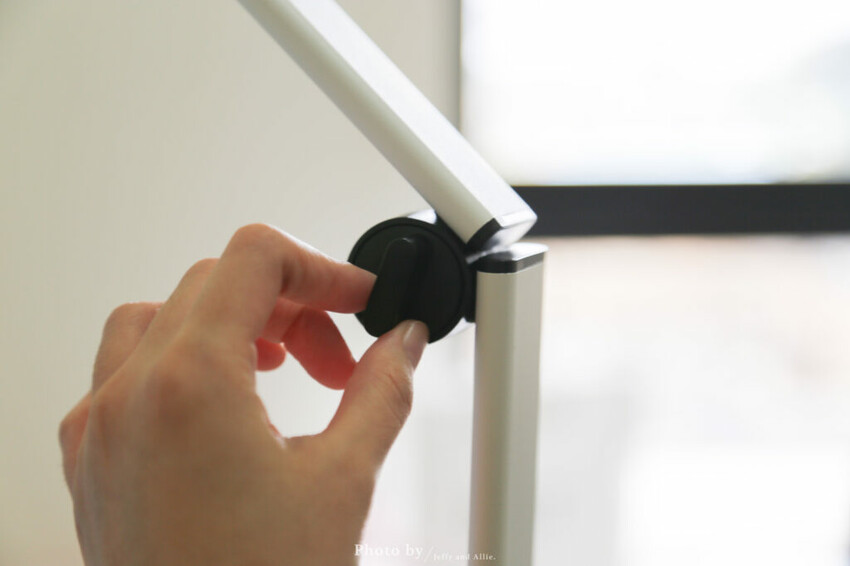 【好物開箱】喜光全光譜護眼檯燈 Ti-MAX，自動調節亮度、多種色溫，超值入手！