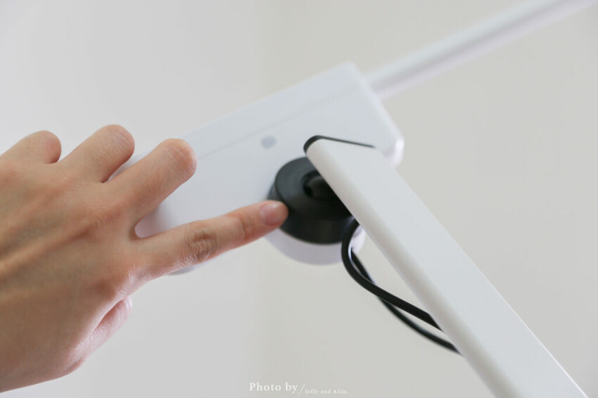 【好物開箱】喜光全光譜護眼檯燈 Ti-MAX，自動調節亮度、多種色溫，超值入手！