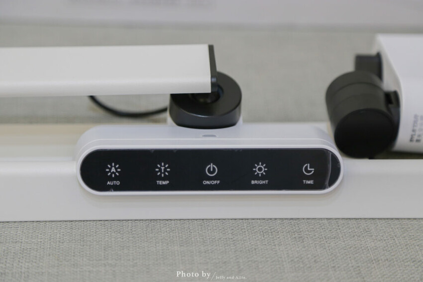 【好物開箱】喜光全光譜護眼檯燈 Ti-MAX，自動調節亮度、多種色溫，超值入手！