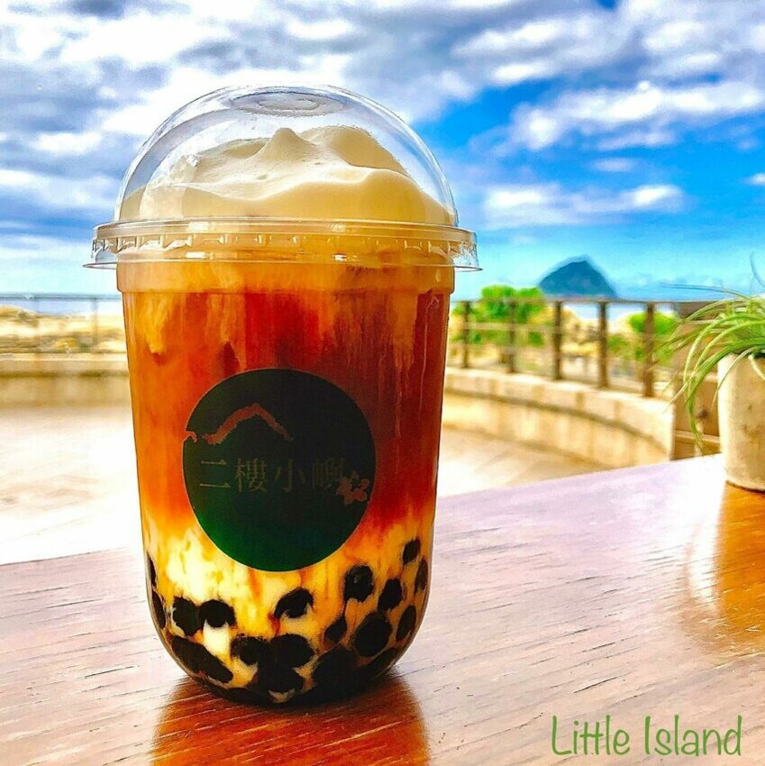 二樓小嶼位於遊客服務中心二樓的觀景平台邊,因在這裡可以遠眺基隆嶼而得名。來這裡必點的是黑糖珍珠鮮奶茶