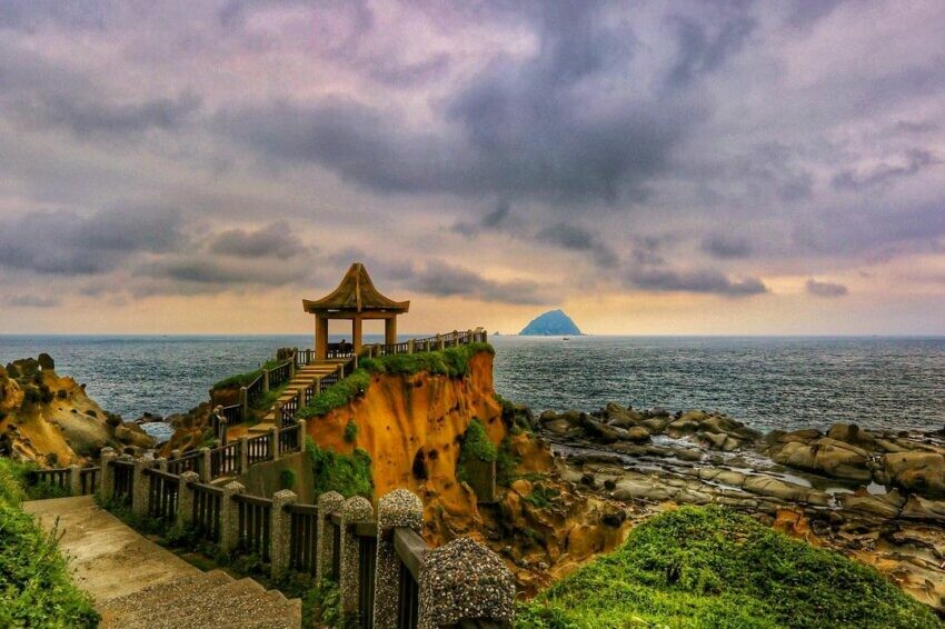 阿拉寶灣,和平島公園獨特的地質形態,是因為海浪長年拍打在不同硬度的岩石上,較脆弱的石頭節理被海水侵蝕後,只留下堅硬的岩層