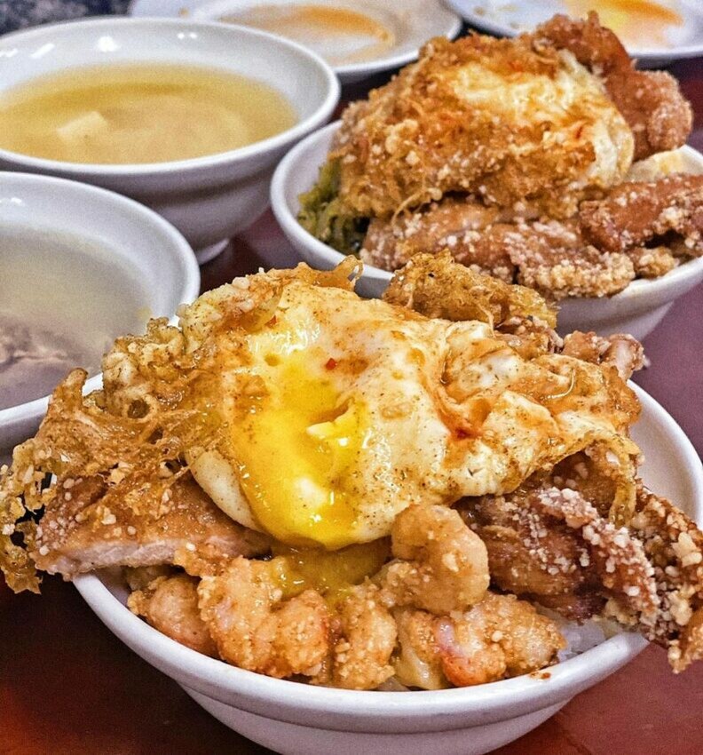 每天都大排長龍的天天鮮排骨飯，菜單只有排骨、雞腿、蝦仁、魚排四種主菜，不論點哪樣主菜，店家都會附上一顆半熟蛋