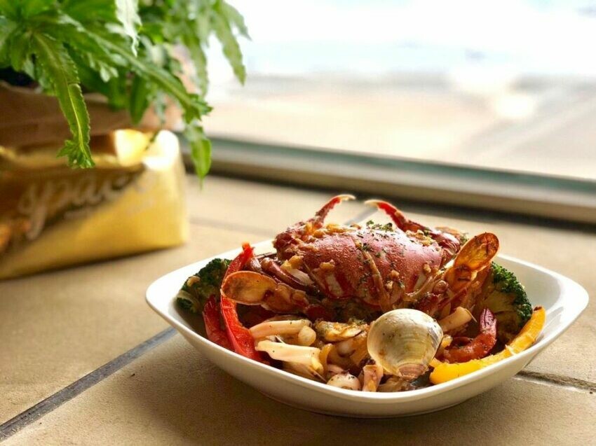 阿拉寶灣,藍食謐境採用在地捕撈的海鮮,製作成一道道美味可口的異國料理。「蟹蟹濃」是主廚特製的限量招牌菜