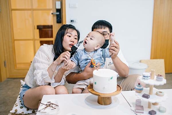 Loop Bakery 圈圈∥不用萬元的生日抓週派對∥韓系佈置風格∥費用含攝影師、主持人再加贈送生日蛋糕及木製相框