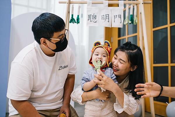 Loop Bakery 圈圈∥不用萬元的生日抓週派對∥韓系佈置風格∥費用含攝影師、主持人再加贈送生日蛋糕及木製相框