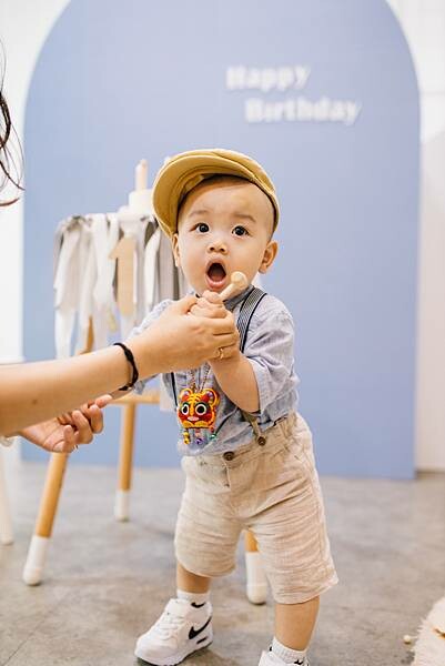 Loop Bakery 圈圈∥不用萬元的生日抓週派對∥韓系佈置風格∥費用含攝影師、主持人再加贈送生日蛋糕及木製相框