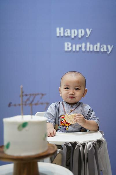 Loop Bakery 圈圈∥不用萬元的生日抓週派對∥韓系佈置風格∥費用含攝影師、主持人再加贈送生日蛋糕及木製相框