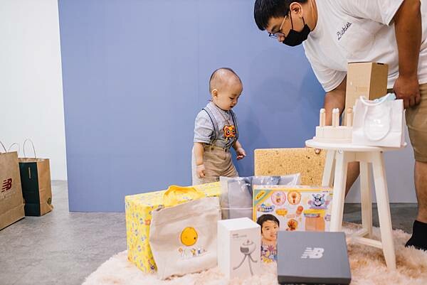 Loop Bakery 圈圈∥不用萬元的生日抓週派對∥韓系佈置風格∥費用含攝影師、主持人再加贈送生日蛋糕及木製相框