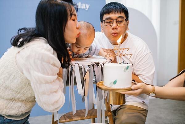 Loop Bakery 圈圈∥不用萬元的生日抓週派對∥韓系佈置風格∥費用含攝影師、主持人再加贈送生日蛋糕及木製相框