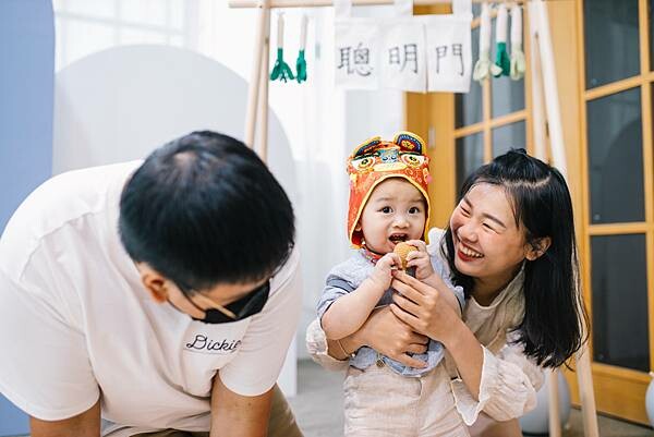 Loop Bakery 圈圈∥不用萬元的生日抓週派對∥韓系佈置風格∥費用含攝影師、主持人再加贈送生日蛋糕及木製相框