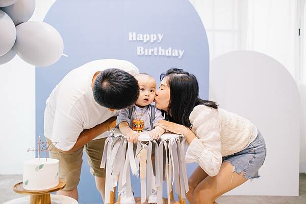 Loop Bakery 圈圈∥不用萬元的生日抓週派對∥韓系佈置風格∥費用含攝影師、主持人再加贈送生日蛋糕及木製相框