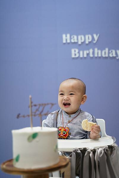 Loop Bakery 圈圈∥不用萬元的生日抓週派對∥韓系佈置風格∥費用含攝影師、主持人再加贈送生日蛋糕及木製相框