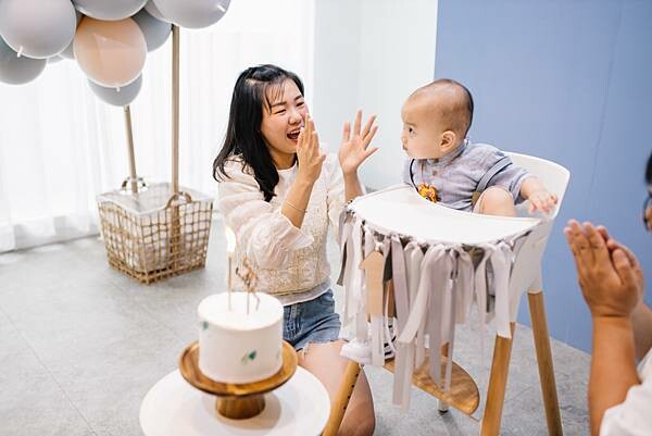 Loop Bakery 圈圈∥不用萬元的生日抓週派對∥韓系佈置風格∥費用含攝影師、主持人再加贈送生日蛋糕及木製相框