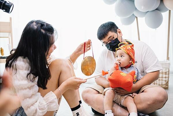 Loop Bakery 圈圈∥不用萬元的生日抓週派對∥韓系佈置風格∥費用含攝影師、主持人再加贈送生日蛋糕及木製相框