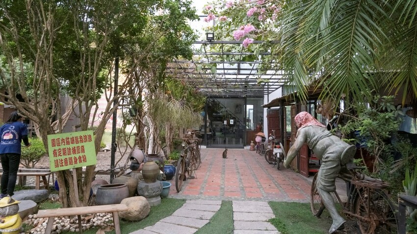 中部景點 ｜2023 蜀葵花海現身－巨型人偶+玩陶+嚕貓一起野餐吧!