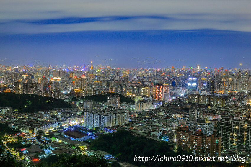 【新北景點】中和烘爐地登山步道‧蜿蜒車軌拍攝點│大台北百萬夜景‧盡收眼底│外挖子山步道‧柴埕步道‧鴛鴦亭│
