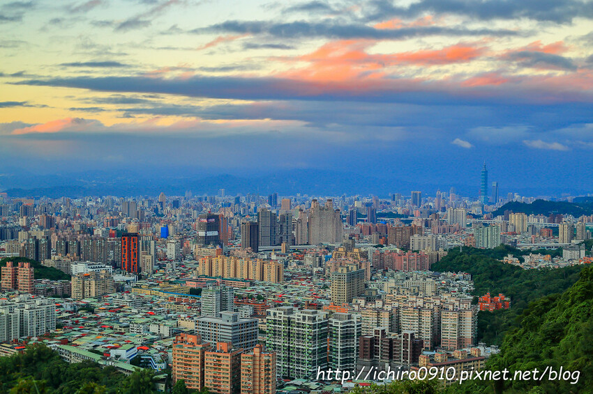 【新北景點】中和烘爐地登山步道‧蜿蜒車軌拍攝點│大台北百萬夜景‧盡收眼底│外挖子山步道‧柴埕步道‧鴛鴦亭│