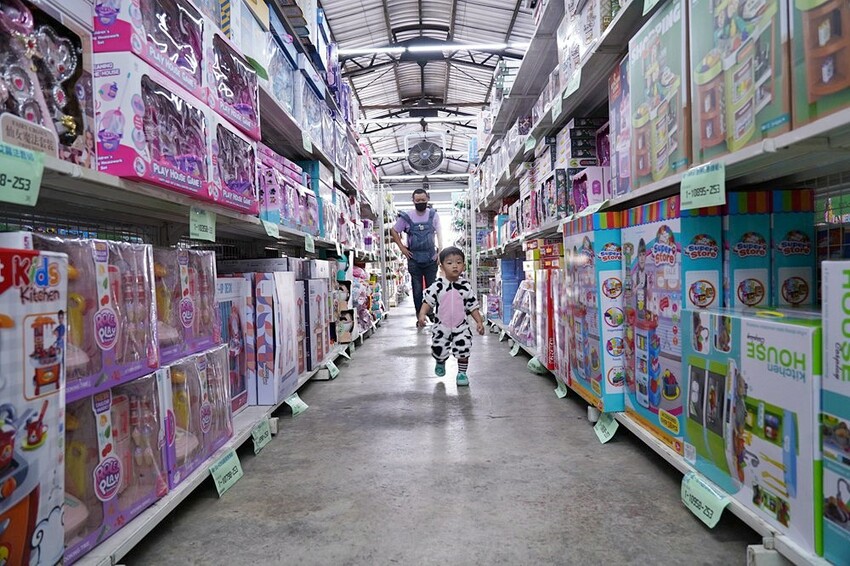 過年買玩具就來這！在地超人氣玩具倉庫，品項超多又便宜，小心走進去就不出來～