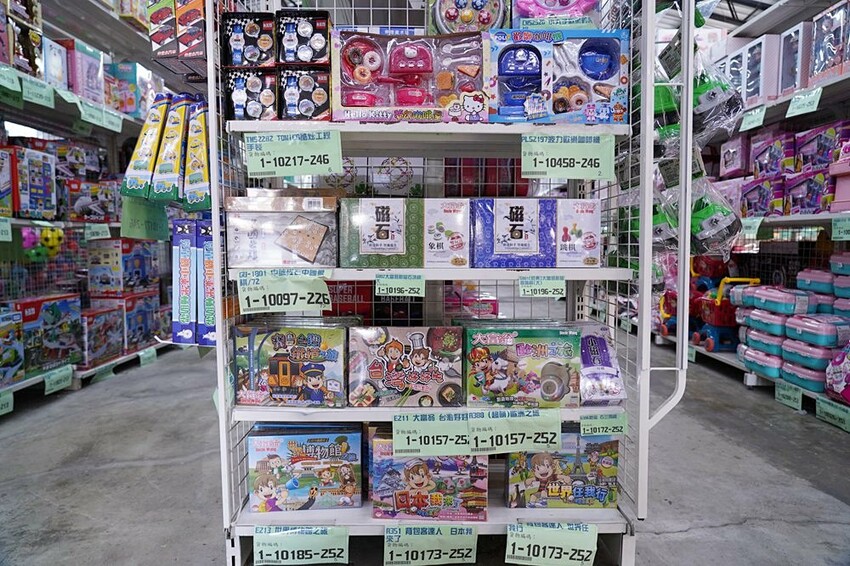 過年買玩具就來這！在地超人氣玩具倉庫，品項超多又便宜，小心走進去就不出來～