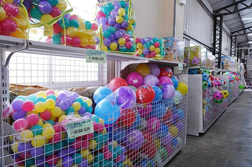 過年買玩具就來這！在地超人氣玩具倉庫，品項超多又便宜，小心走進去就不出來～