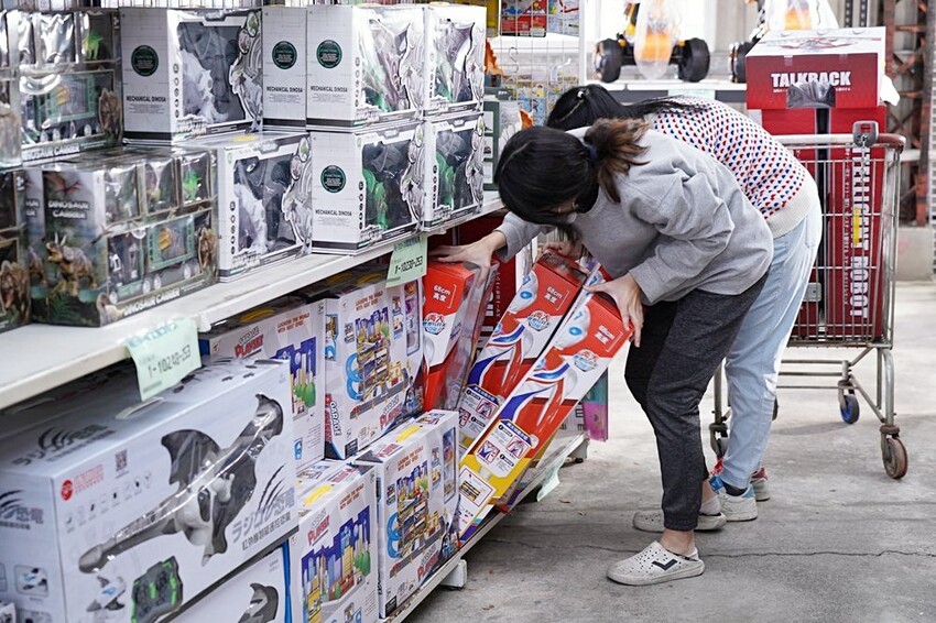 過年買玩具就來這！在地超人氣玩具倉庫，品項超多又便宜，小心走進去就不出來～